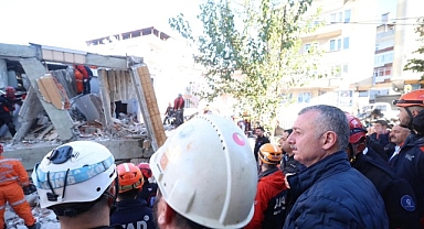 Ekipler enkazdan gelen sese ulaşmaya çalışıyor