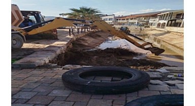 Foça’da rekor yağış sonrası dere temizliği ve alt yapı çalışmaları hız kazandı