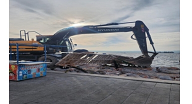 Karşıyaka’daki kaçak iskeleler yıkılıyor